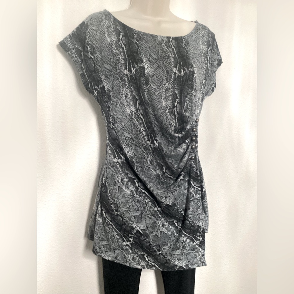 Source Unknown | color: Black and White | size: XL